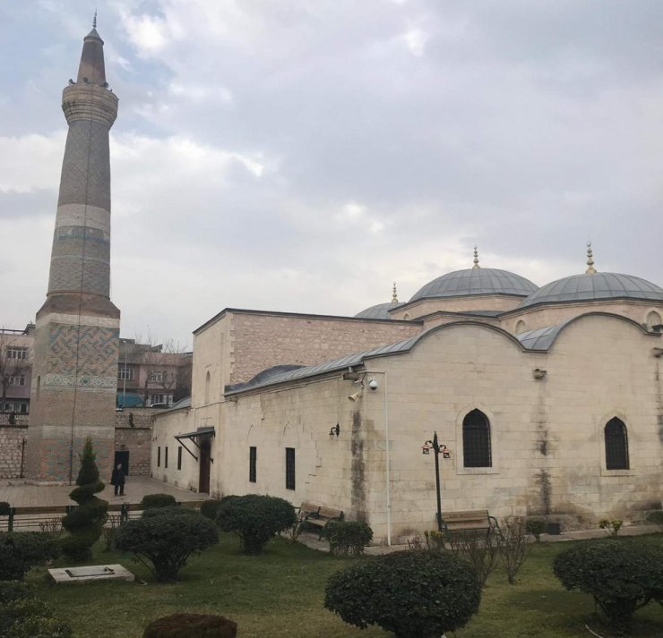 890 yıllık cami yıllara meydan okuyor