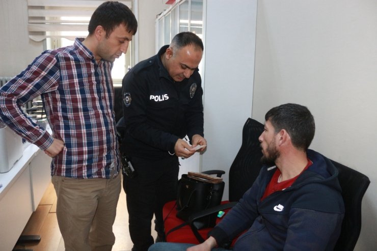 Suriyeli adam bulduğu çantayı polise teslim etti