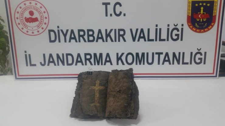 Altın yazmalı bin 200 yıllık İncil ele geçirildi