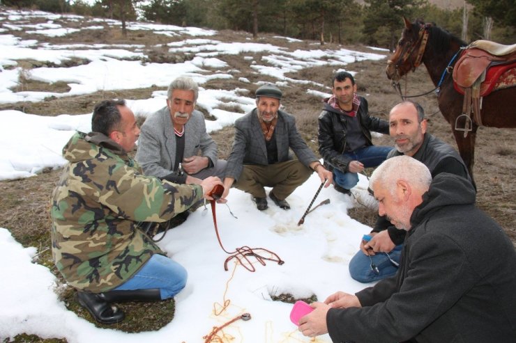 Atlara binip ’karlı pekmez’ yemeye gittiler