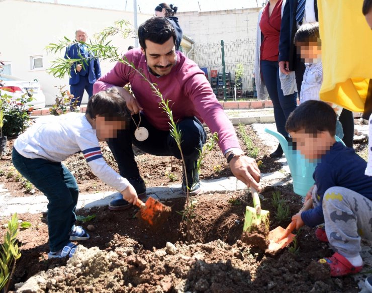 Ünlü oyuncu hükümlü çocuklarıyla fidan dikti