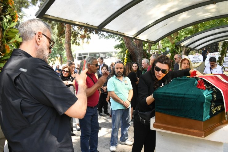 Hamdi Alkan tabuta sarılan eşinin fotoğrafını çekti