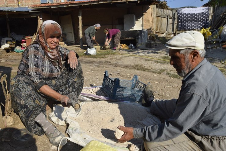 Köye özel toprakla mayalanan pekmez 200 yıldır gelir kaynağı