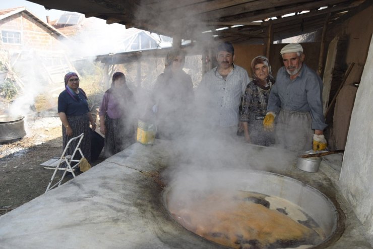 Köye özel toprakla mayalanan pekmez 200 yıldır gelir kaynağı