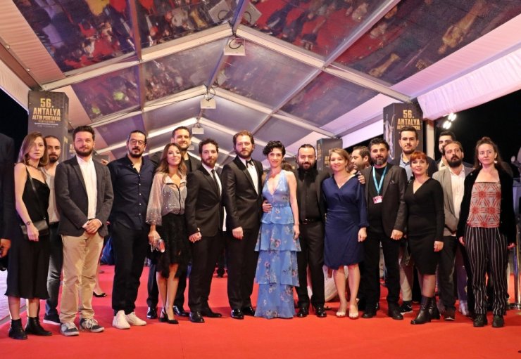 Altın Portakal Film Festivali’nde kırmızı halıda ünlüler geçidi