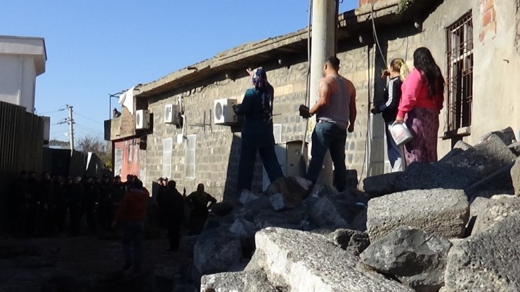 Diyarbakır’da çevik kuvvet ekibine ’tarihi’ taşlarla saldırdılar