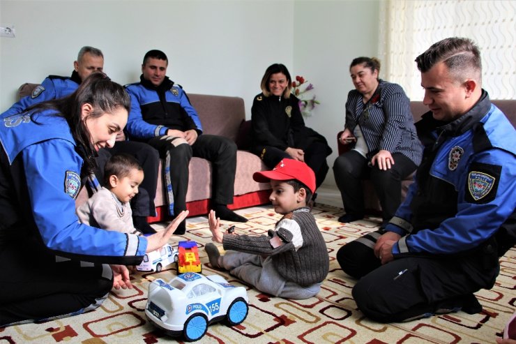 Küçük Efraim’in en büyük dostu polis oldu