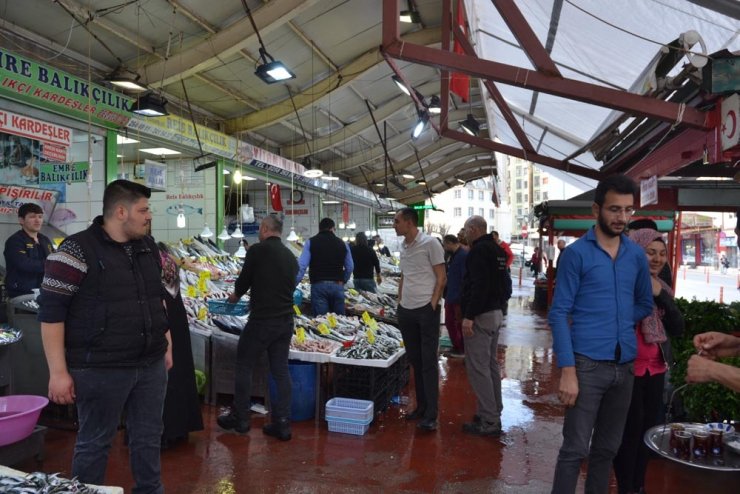 Balık satışlarını korona virüsü endişesi vurdu