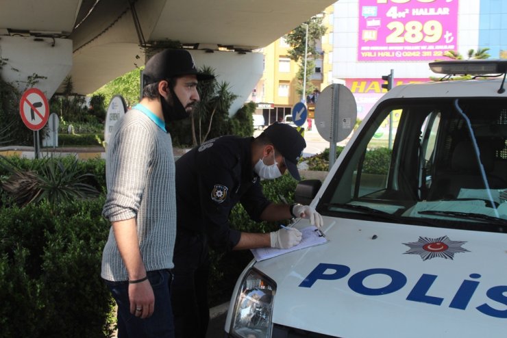 Yasağı delen vatandaşların polisle sigara ve ekmek polemiği