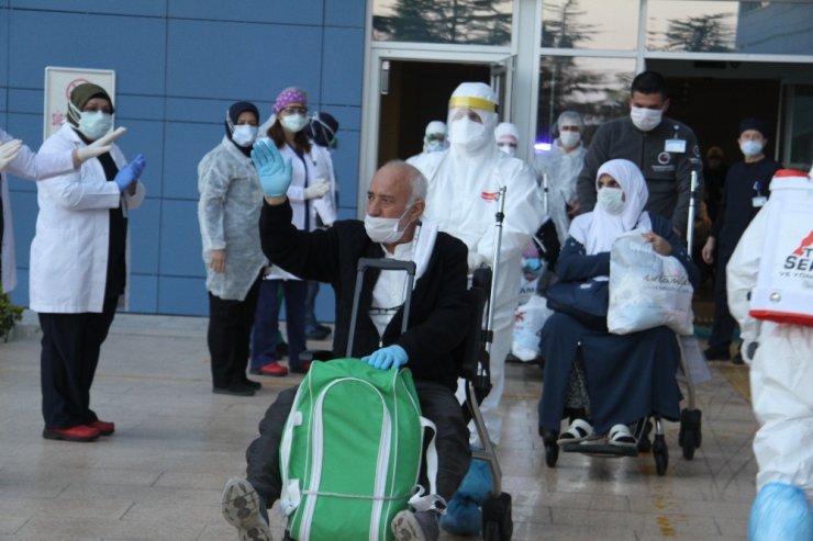 Isparta’da tedavileri tamamlanan 40 umreci daha alkışlarla taburcu edildi