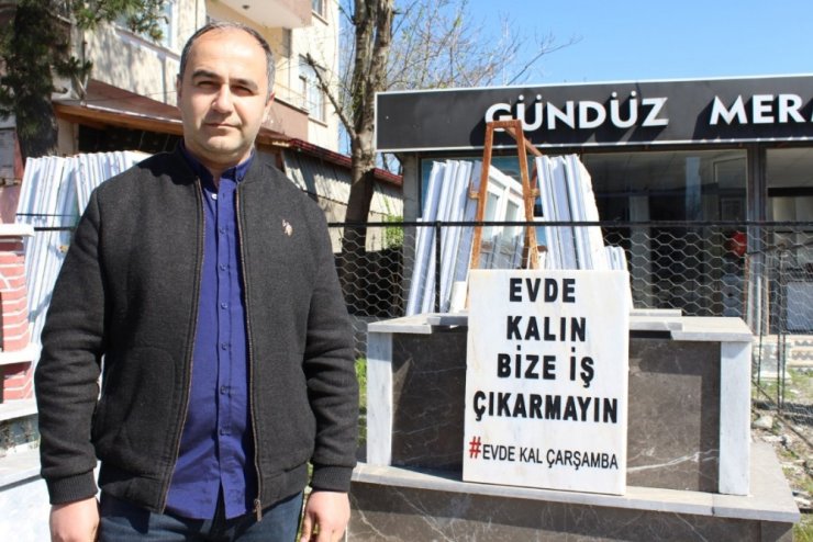 Mezar taşı ile ilginç "Evde Kal" çağrısı