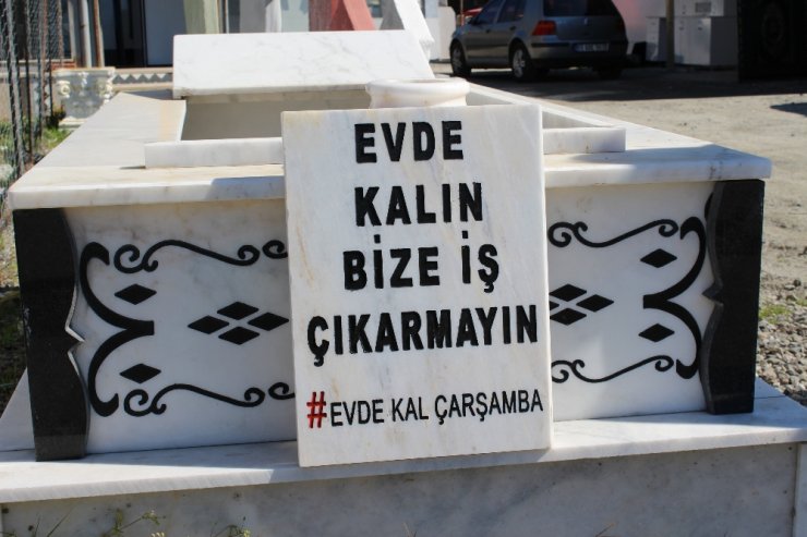 Mezar taşı ile ilginç "Evde Kal" çağrısı