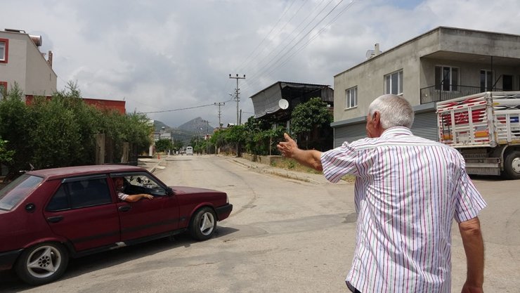 Herkes deli sanıyor ama o mahallenin trafik akışını sağlıyor