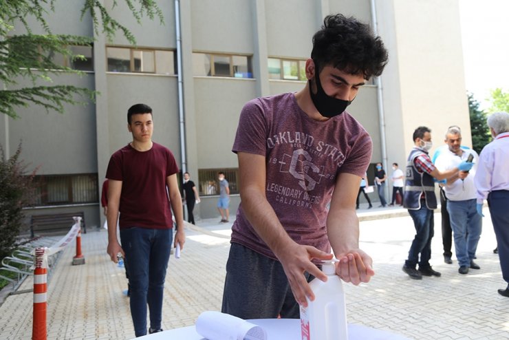 Korona gölgesinde ilk kapsamlı sınav, önlemler dahilinde başladı