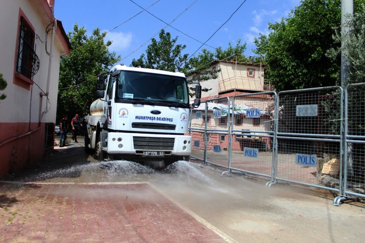 Antalya’da bir sokağa korona virüs karantinası