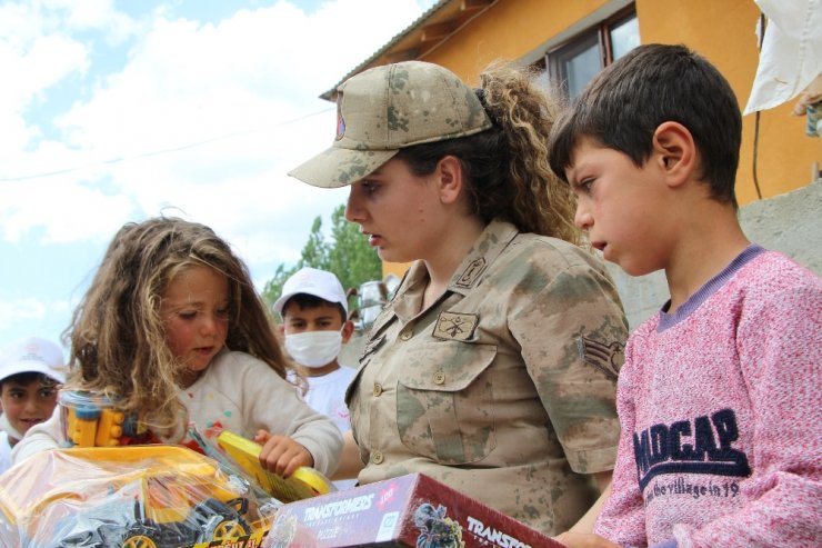 Kadın Mehmetçik, depremzede çocuklara abla oldu