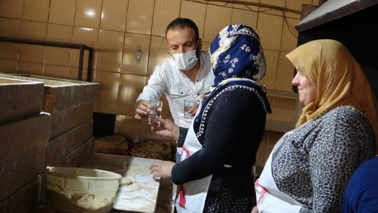 Kavurucu sıcakta tandır ekmeği mesaisi