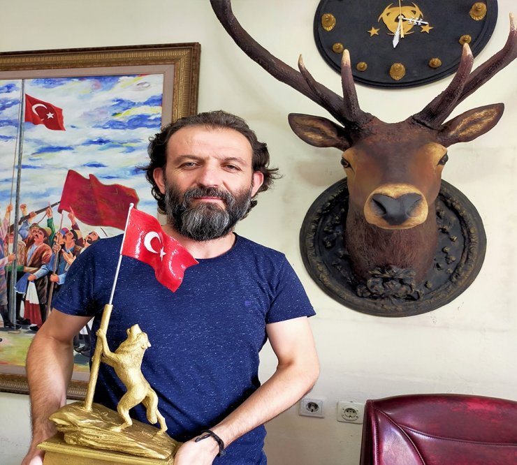 Heykeltıraştan geyik ve kurt çalışması