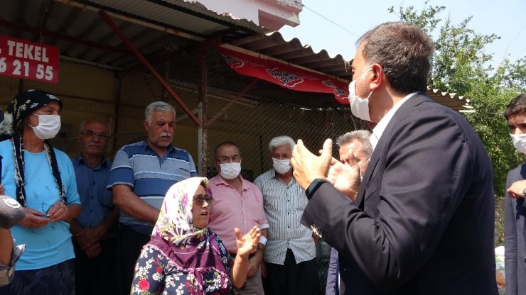 Gözü yaşlı Hatice teyzeyi Ömer Çelik teselli etti