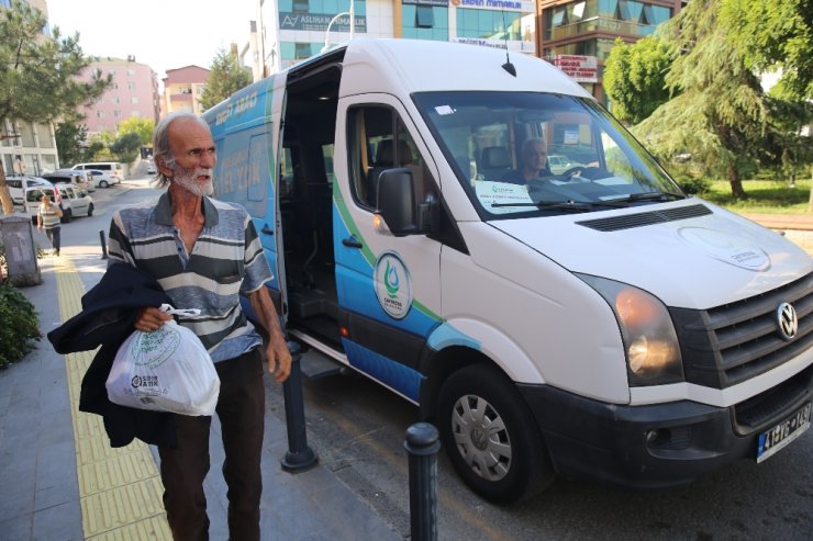 Barakadan alınıp barınma merkezine yerleştirilince gözyaşlarına boğuldu