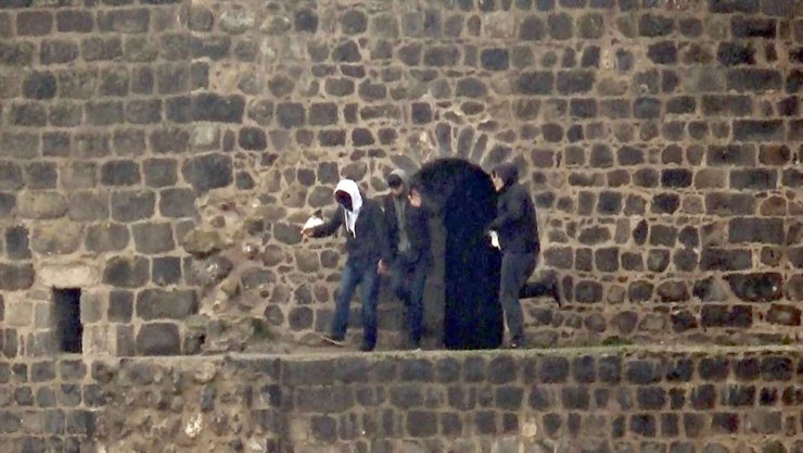 Korona virüsü unutup surlarda halay çektiler, mendil düşünce halaya son verdiler