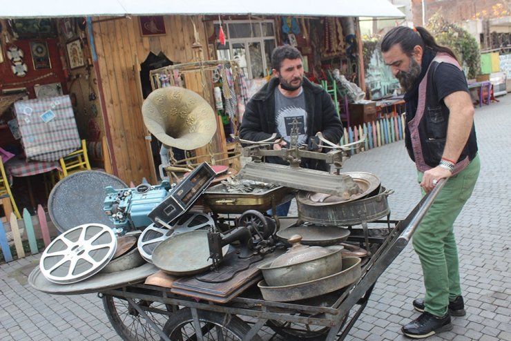 Gözü gibi baktığı antikaları hurdacıya sattı