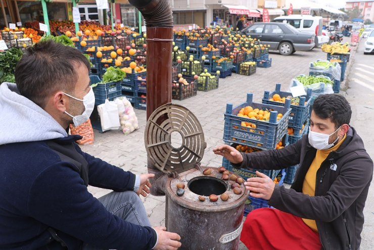 Sivas’ın ayazına karşı kaldırımda soba kurdu