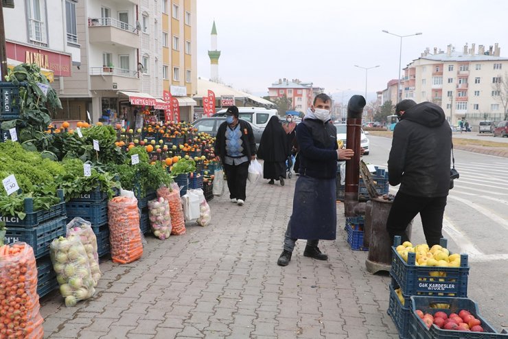 Sivas’ın ayazına karşı kaldırımda soba kurdu