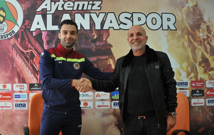 Alanyaspor’da Tzavellas’ın sözleşmesi uzatıldı