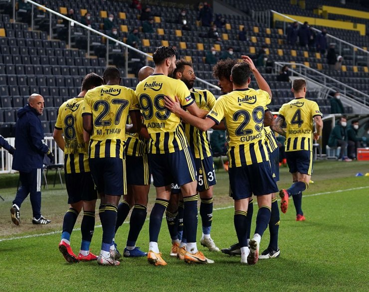 Süper Lig: Fenerbahçe: 1 - Medipol Başakşehir: 1 (İlk yarı)