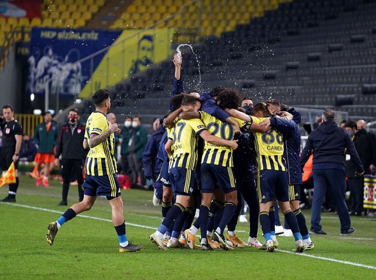 Süper Lig: Fenerbahçe: 4 - Medipol Başakşehir: 1 (Maç sonucu)