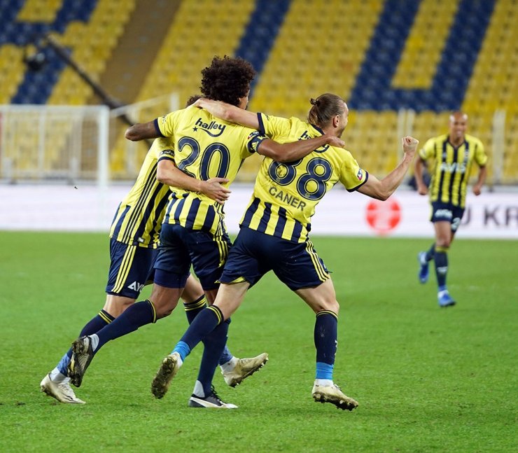 Süper Lig: Fenerbahçe: 4 - Medipol Başakşehir: 1 (Maç sonucu)