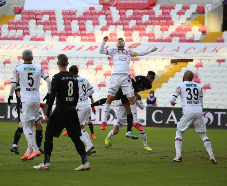 Sivasspor ilk devreyi 1-0 önde bitirdi