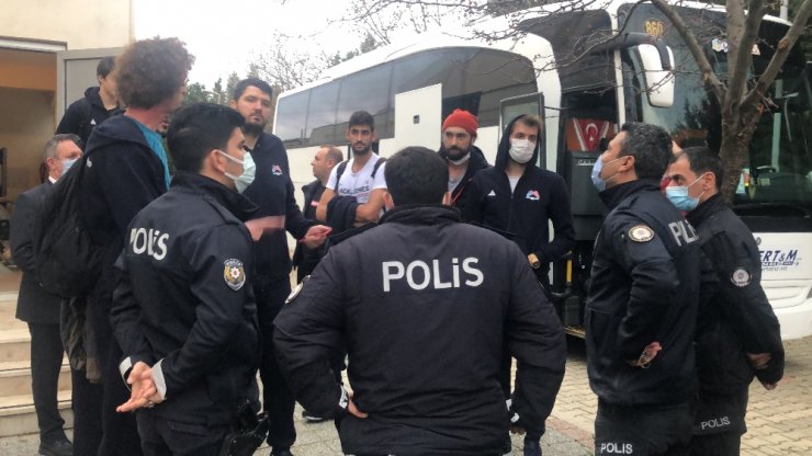 Seyircisiz maçta olay çıktı polis biber gazı ile müdahale etti