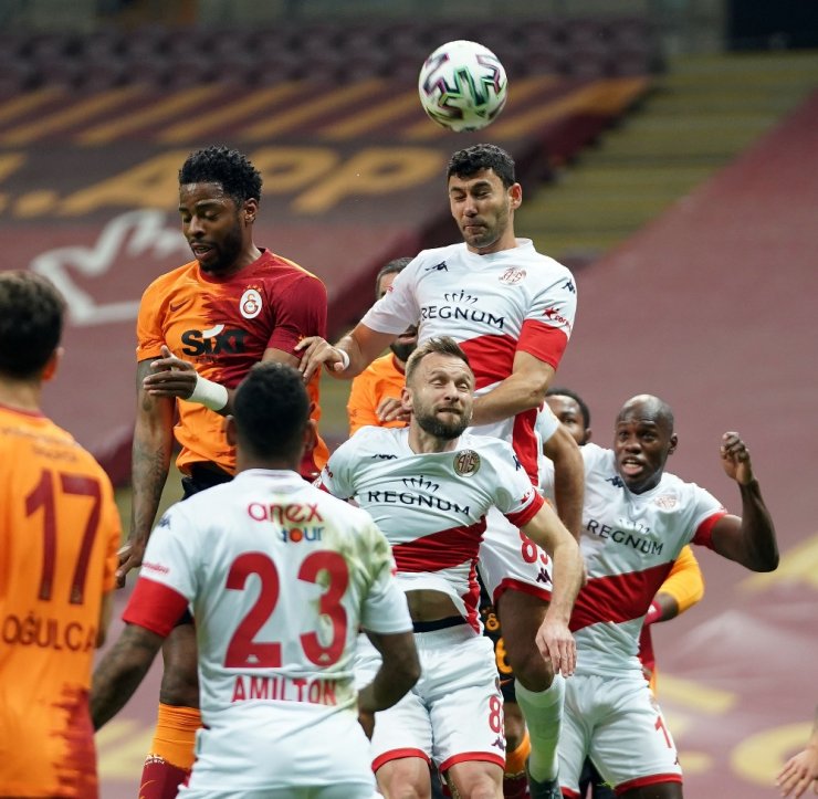 Süper Lig: Galatasaray: 0 - Antalyaspor: 0 (İlk yarı)