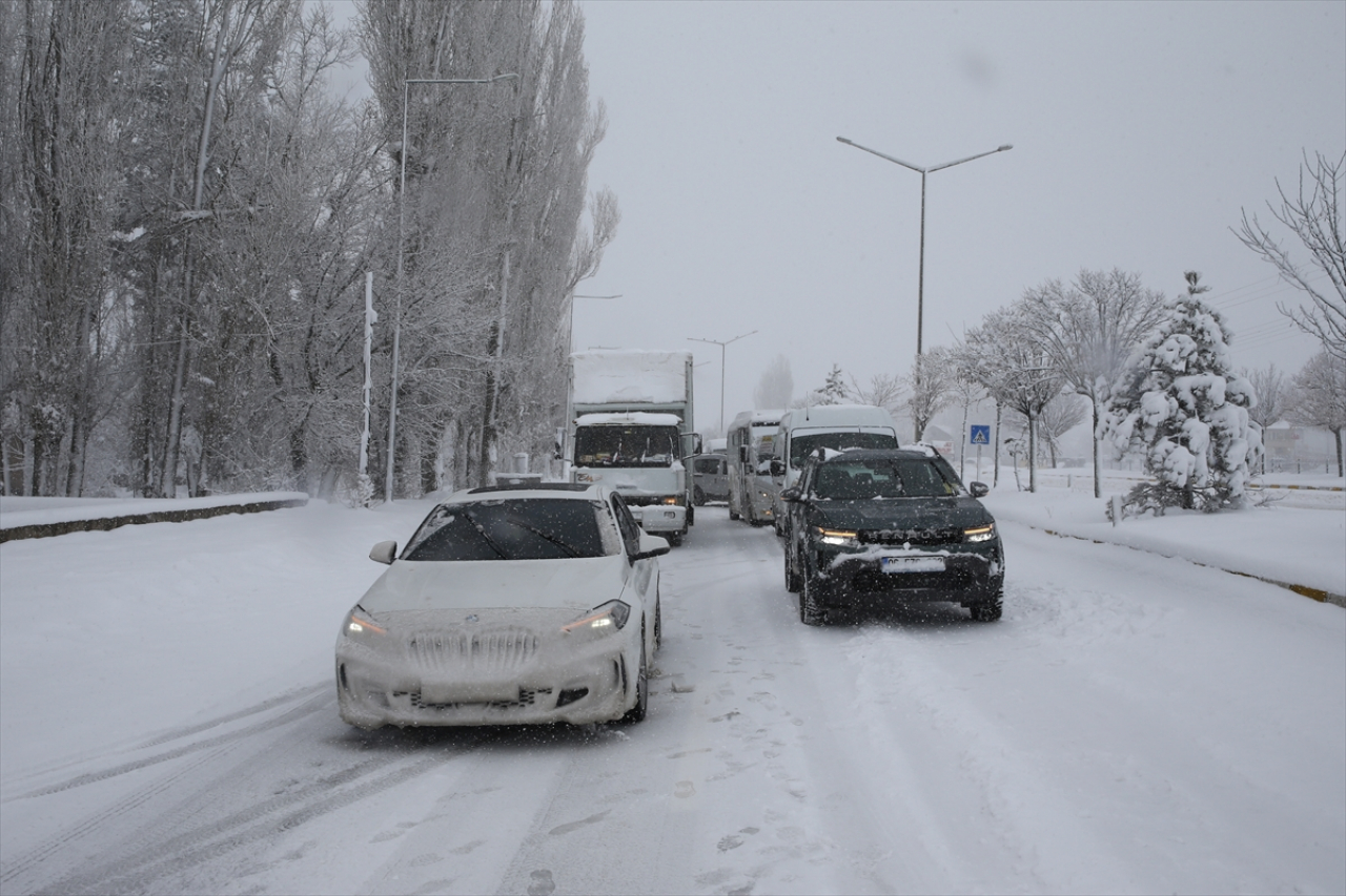 Muş'ta yolda mahsur kalanlar kurtarıldı