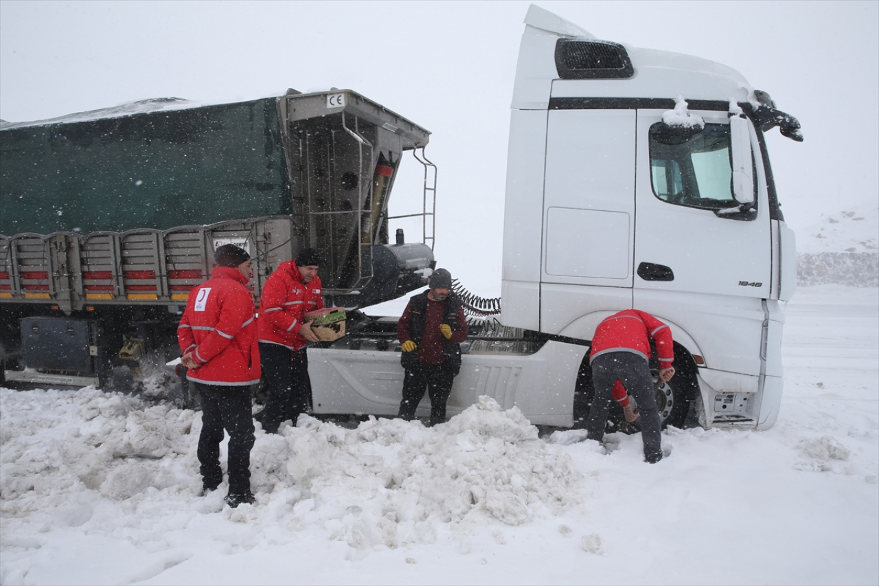 Muş'ta yolda mahsur kalanlar kurtarıldı