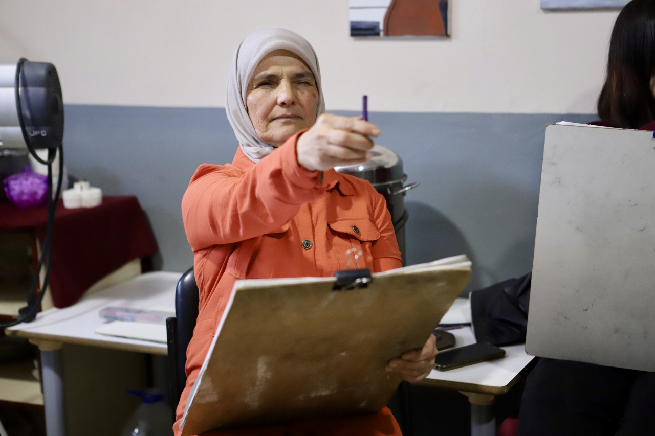 Ağrı'da 62 yaşındaki kadının resim azmi ilham veriyor