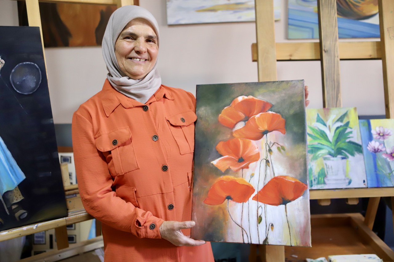 Ağrı'da 62 yaşındaki kadının resim azmi ilham veriyor