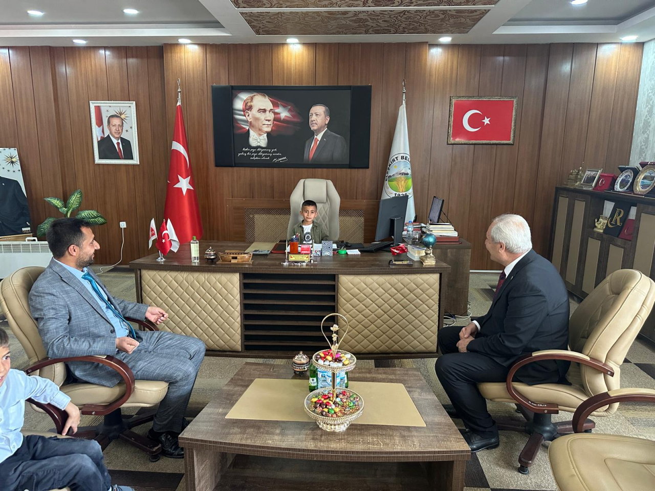 Eleşkirt belediye başkanı Yakut makamını çocuklara devretti