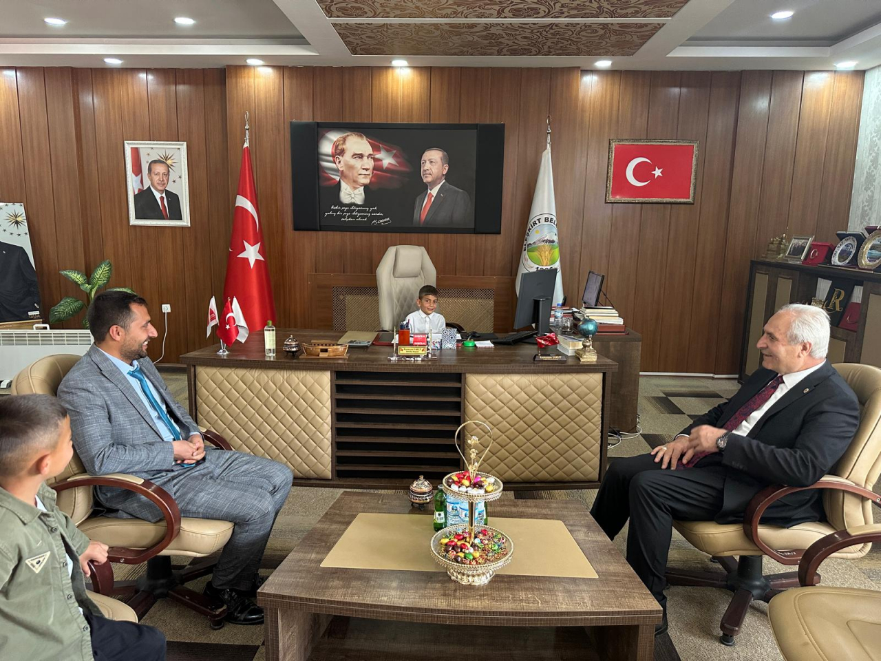 Eleşkirt belediye başkanı Yakut makamını çocuklara devretti