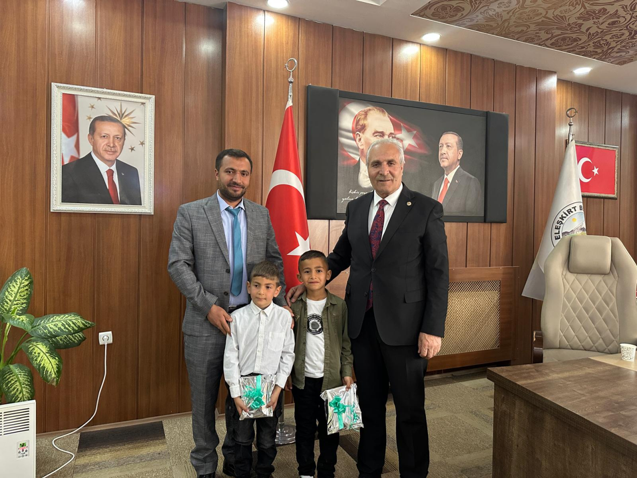 Eleşkirt belediye başkanı Yakut makamını çocuklara devretti